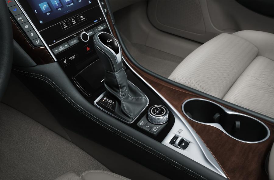 Детали интерьера Infiniti Q50L 2.0t Sport 2018 года  (CN) (фото 5 из 10)